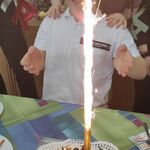Jubilat i jego urodzinowy tort.