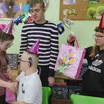Uczniowie składają życzenia koledze.