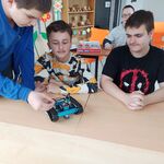 Uczniowie demonstrują wykonanego przez siebie robota.