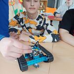 Uczniowie demonstrują wykonanego przez siebie robota.