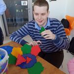 Uczeń buduje formę przestrzenną z kolorowych klocków w kształcie wielokątów.