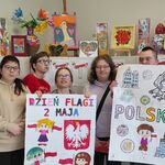 Uczniowie prezentują wykonane przez siebie na warsztatach plakaty.