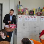 Wiceprezydent Rafał Rudnicki z koszem flag dla uczniów.