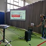 Nauczyciel zmienia na komputerze slajd wyświetlany na ekranie.