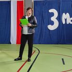 Nauczycielka na tle napisu 3 Maja.