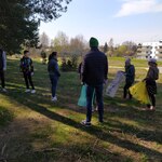 Uczniowie z workami na śmieci.