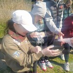 Uczennice wkładają foliowe rękawiczki.