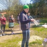Uczeń wkłada foliowa rękawiczkę.