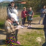 Uczniowie podczas akcji sprzątania ziemi.