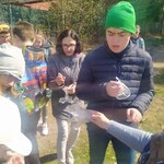 Uczniowie wkładają foliowe rękawiczki.