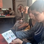 Uczniowie siedzą na spotkaniu