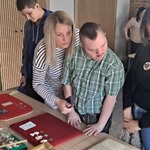 Uczniowie i nauczycielka oglądają wystawę