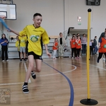 Uczeń w stroju sportowym biegnie
