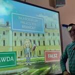 Uczeń przy tablicy interaktywnej rozwiązuje quiz.