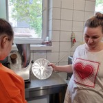 Pani kucharka pokazuje uczniom urządzenia kuchenne.