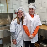 Dwie uczennice w przebraniu kucharek.