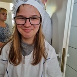 Uczennica stoi w przebraniu kucharki