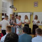 Nauczycielki wręczają nagrody i dyplomy uczestnikom konkursu recytatorskiego.