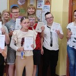Uczestnicy konkursu z dyplomami.