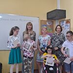 Jury konkursowe oraz laureaci konkursu z nagrodami i dyplomami.