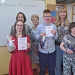 Jury konkursowe oraz laureaci konkursu z nagrodami i dyplomami.