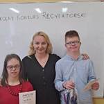 Nauczycielka z laureatami konkursu.