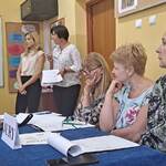 Jury konkursu ogląda występ ucznia. Obok stoją nauczycielki.