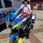 Uczeń na motorze policyjnym.