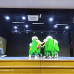 Występ grupy teatralnej na scenie.