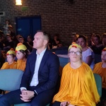 Widzowie oglądający spektakl.