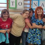 Nauczycielka i grupa uczennic pozują do zdjęcia.